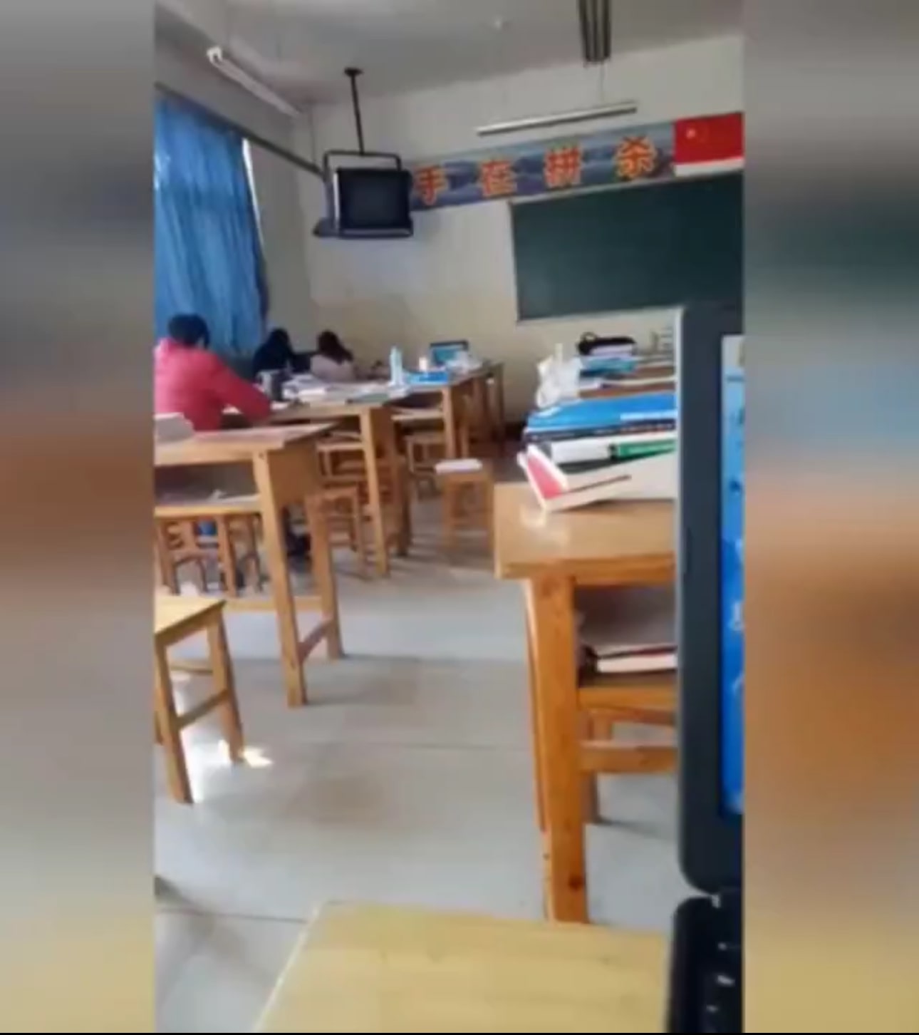 BF getting a blowjob in the classroom !